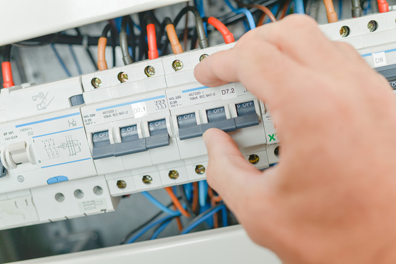 Schalt­schrank­bau bei Elektro-Betrieb Bernd Reinhardt in Wüstheuterode